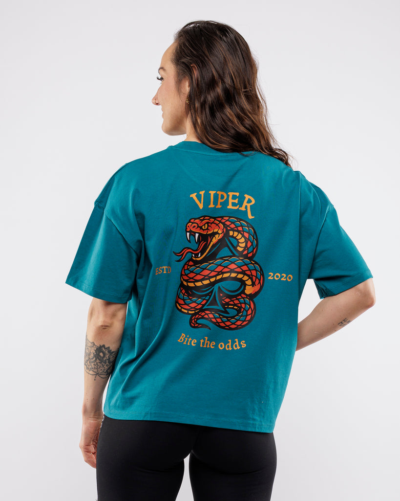 Dos du crop top oversize VIPER – grand visuel serpent rouge et orange – slogan "Bite the odds"