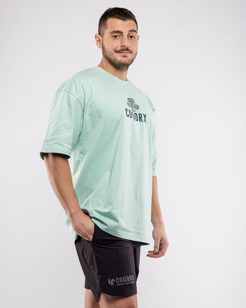 Profil du t-shirt oversize homme JUST REP NO LUCK – coloris vert menthe – coupe ample et respirante